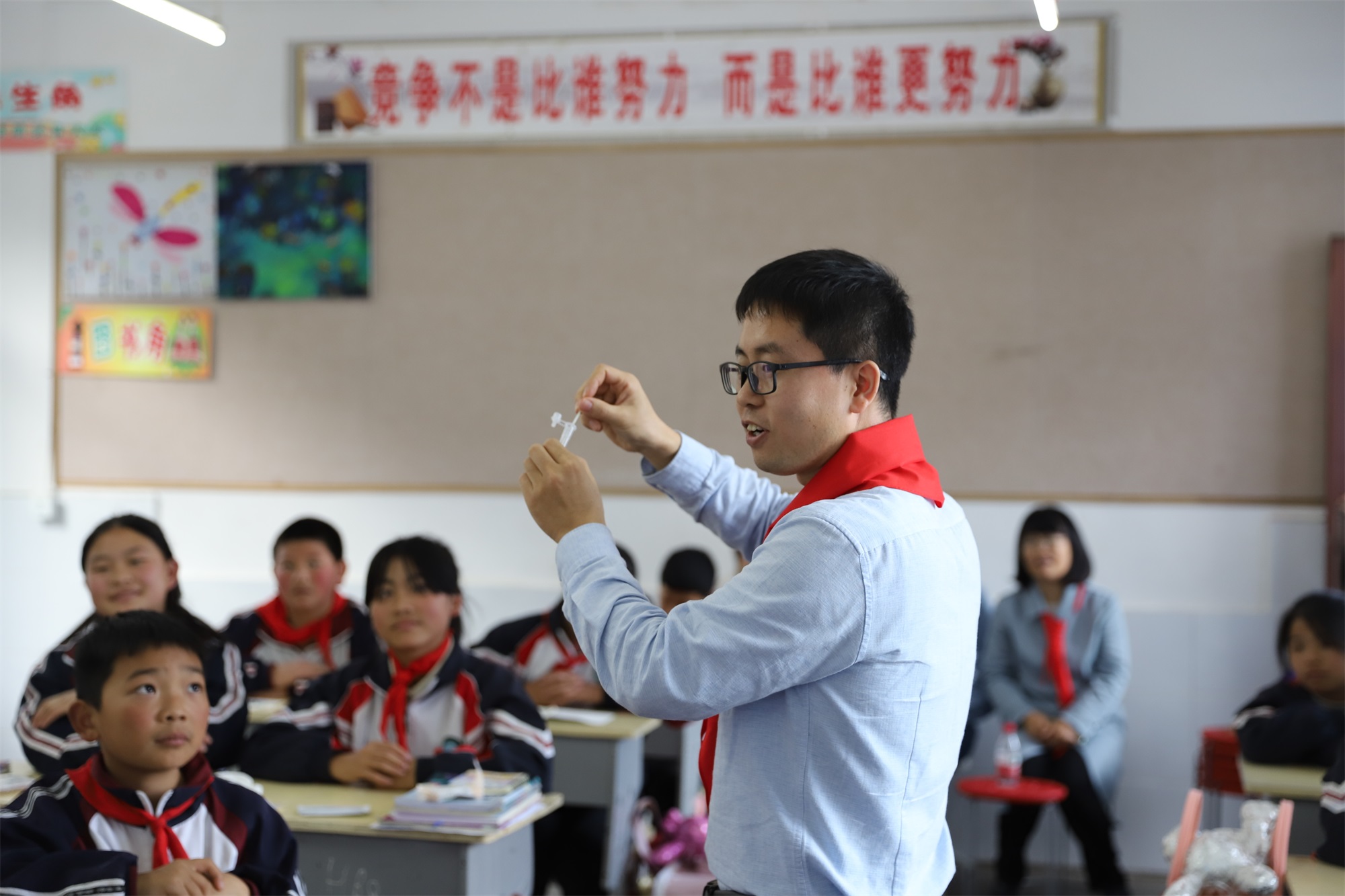 优德唯一官网科技·博士讲堂 关爱村落儿童爱心科普进校园公益活动圆满实现